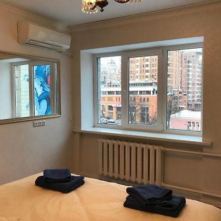 Sunny Apartment Overlooking The Royal Village キエフ エクステリア 写真
