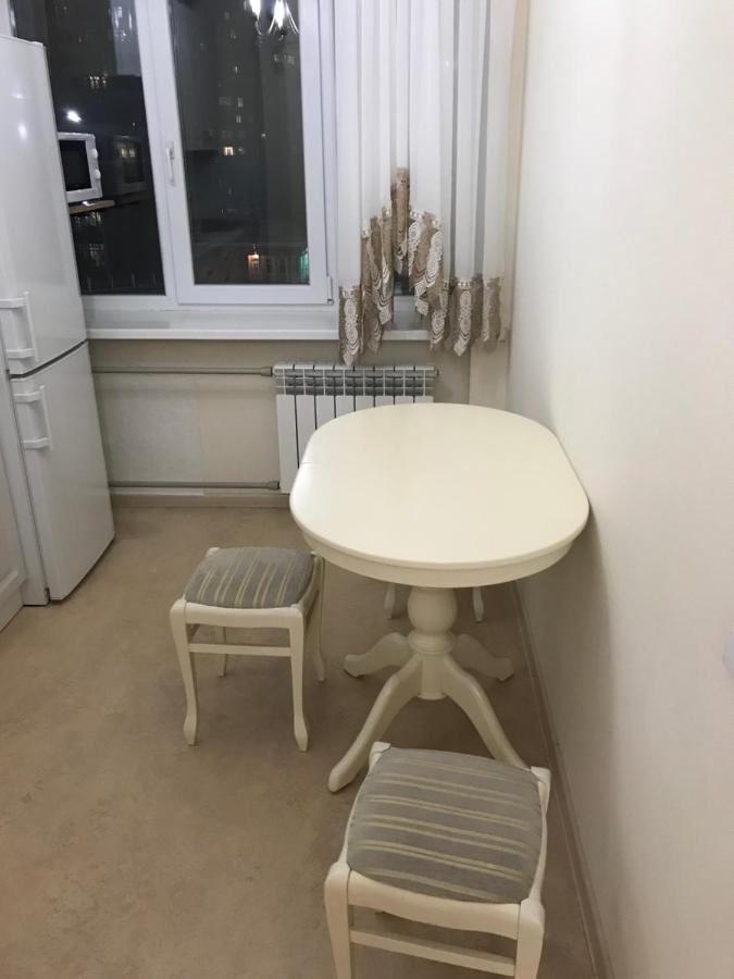 Sunny Apartment Overlooking The Royal Village キエフ エクステリア 写真