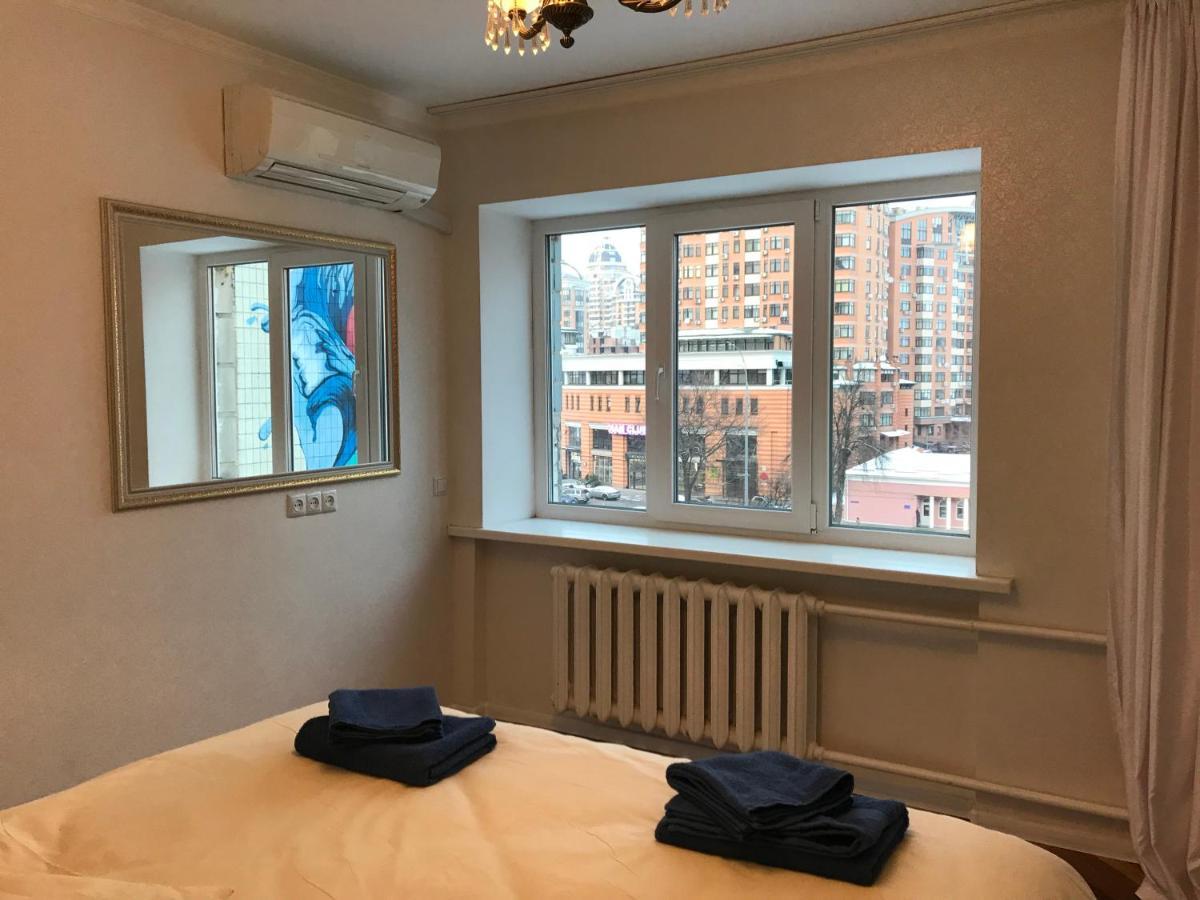 Sunny Apartment Overlooking The Royal Village キエフ エクステリア 写真